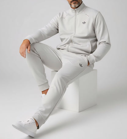 KT2379 TECH ESS TS - TUTA - adidas