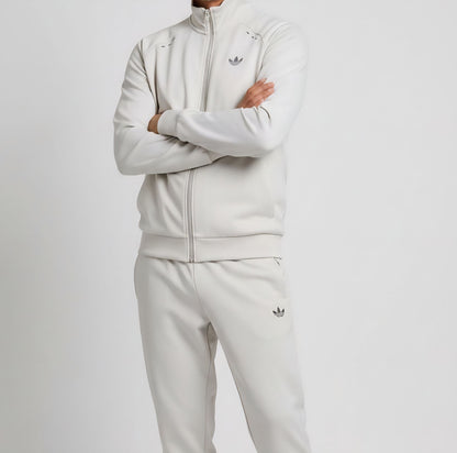 KT2379 TECH ESS TS - TUTA - adidas
