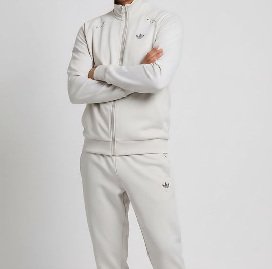 KT2379 TECH ESS TS - TUTA - adidas